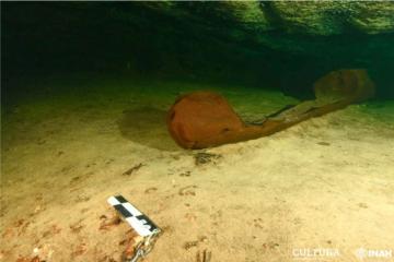 Descubren una canoa maya intacta en el fondo de un cenote cerca de Chichén Itzá